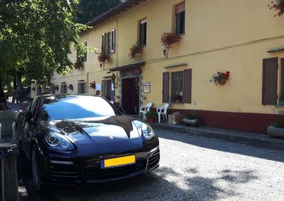 BaitaBondella ComoBrunate autoporschepanamera scaled 1