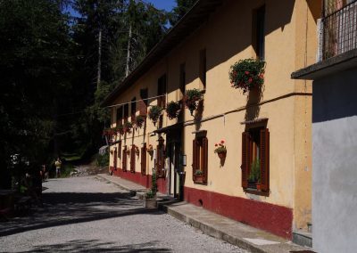 BaitaBondella ComoBrunate esternofiori13 scaled 1