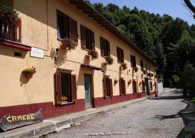 BaitaBondella ComoBrunate esternofiori16 scaled 1